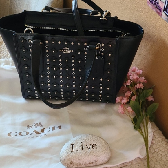 Coach Handbags - 💥Gorgeous Coach Daisy mini..💥